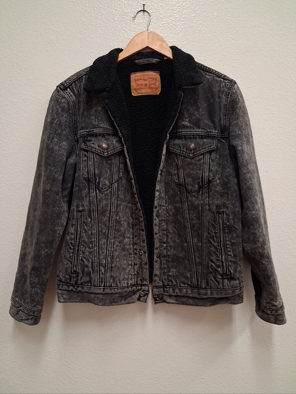 Levi's Black Sherpa Lined Trucker Jacket - Acid Wash Denim - Size Medium